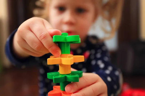 Niño tratando de construir torre con constructor — Foto de Stock