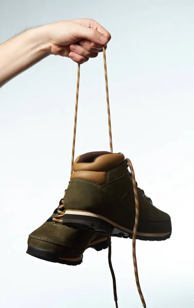 Buty trekkingowe powiesić na sznurówki — Zdjęcie stockowe