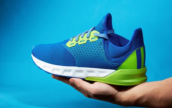 Elini tutmak bir koşu ayakkabısı