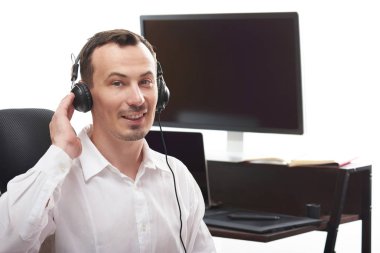 Kulaklıktaki Office talk adam
