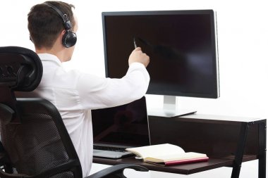 Bilgisayarda çalışan adam