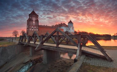 Eski ahşap köprü üzerinde sabah gökyüzü