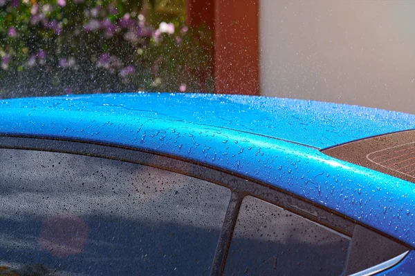 Tetto bagnato auto blu — Foto Stock