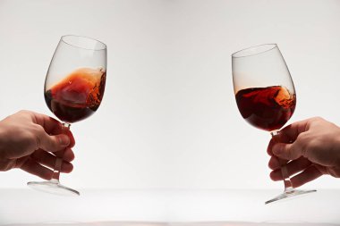 Kırmızı şarap iki bardak.