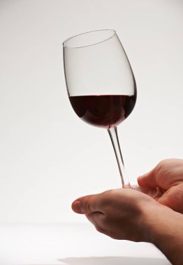 Kırmızı şarap holding eller 