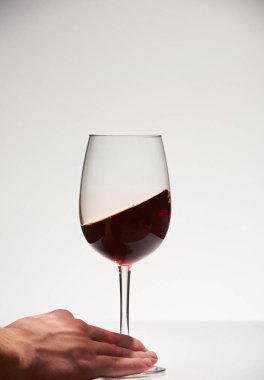 Elimi hareket kırmızı şarap cam