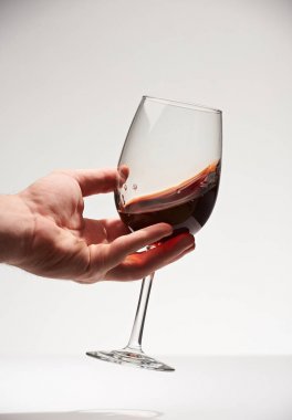 Bir kırmızı renkli şarap