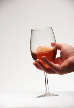 Kırmızı şarap ile cam sallayarak el