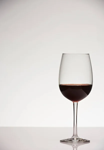 Zarif kırmızı şarap cam — Stok fotoğraf