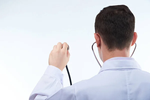 Läkare förhandlingen med stetoskop — Stockfoto