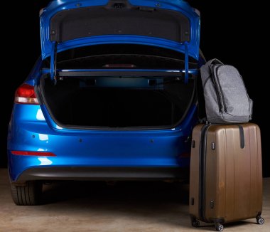 Bagaj çanta açık araba bagajı yanındaki stand