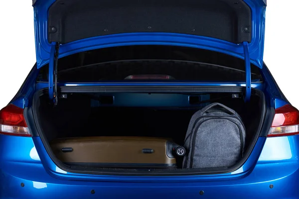 Bolsas en baúl abierto coche moderno — Foto de Stock