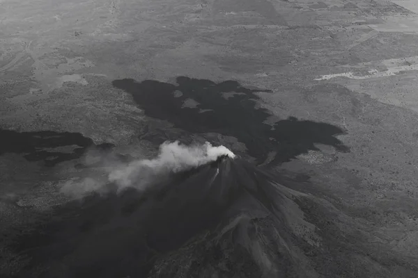 Vista aérea del volcán humeante — Foto de Stock