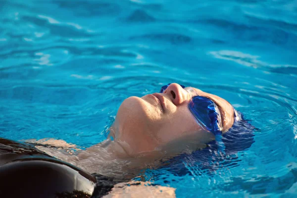 Nahaufnahme einer schwimmenden Frau — Stockfoto