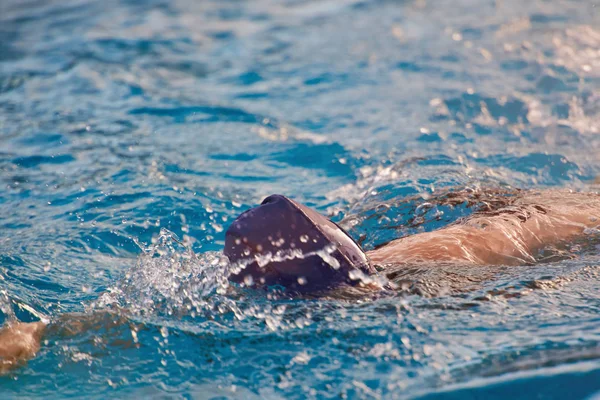 Medencében úszó nő — Stock Fotó