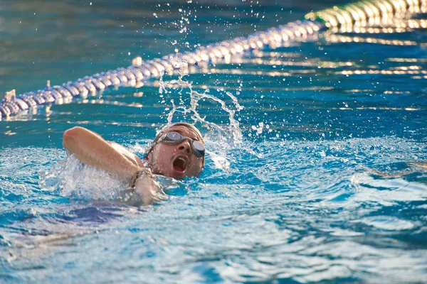 Úszó férfi a medencében — Stock Fotó