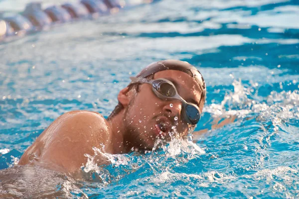 Zbliżenie: człowiek pływak — Zdjęcie stockowe