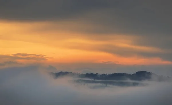 Weißer Nebel unter buntem Morgenhimmel — Stockfoto