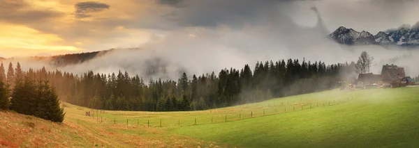 Dimmig soluppgång i Alperna — Stockfoto