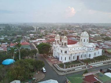 Küçük bir kasaba olan puslu sabah