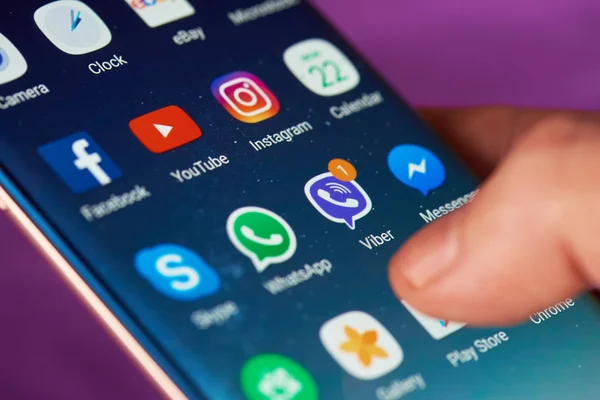 Viber wiadomości na smartfonie — Zdjęcie stockowe