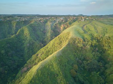 Yeşil tepeler üzerinde küçük kasaba