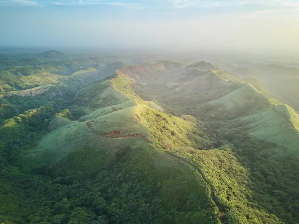 Panorama panorámico vista aérea sobre verdes colinas —  Fotos de Stock