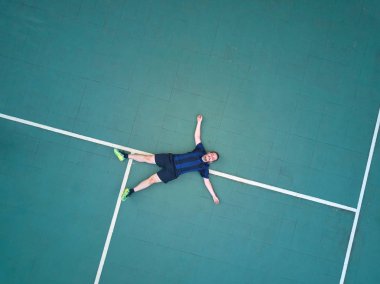 Spor adam sahada yatıyordu