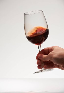 Bir yandan tutun kırmızı şarap cam