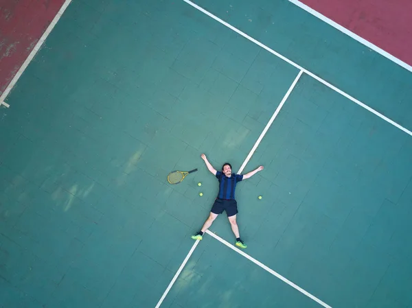 Гравець в теніс лежав на корті — стокове фото