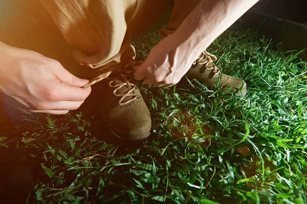 Man tying laces on his shoes — Stock Photo, Image