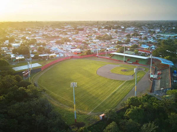 Zelené čisté baseballové hřiště — Stock fotografie