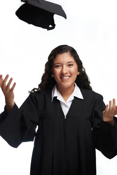 Chica joven lanzando sombrero de estudiante — Foto de Stock