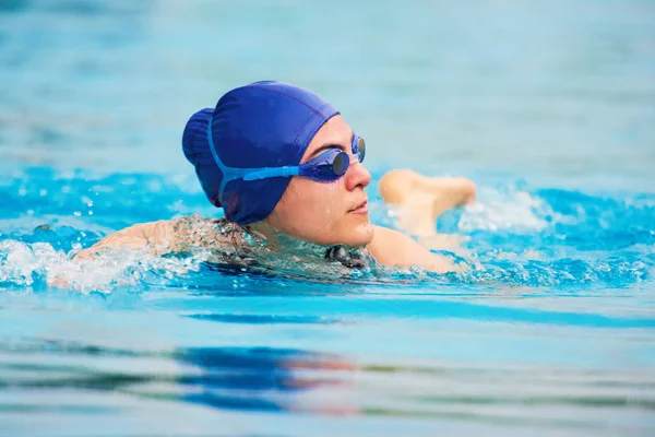 Schwimmerin im Pool — Stockfoto