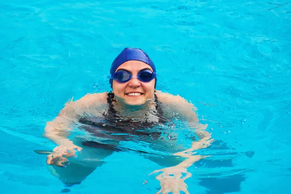 Kvinnan simmar i poolen — Stockfoto