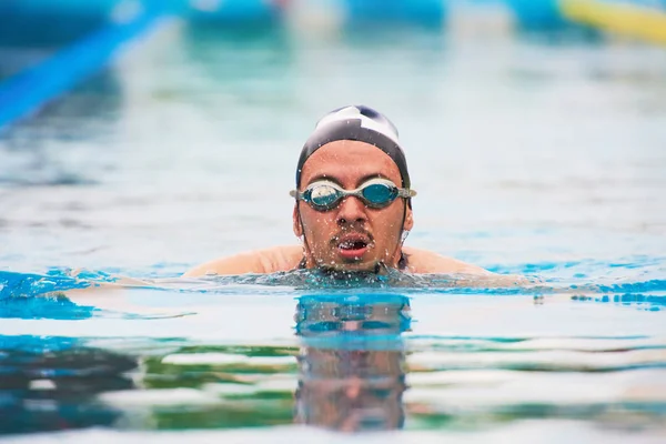 Άνθρωπος δεν κολύμβηση σε πισίνα — Φωτογραφία Αρχείου
