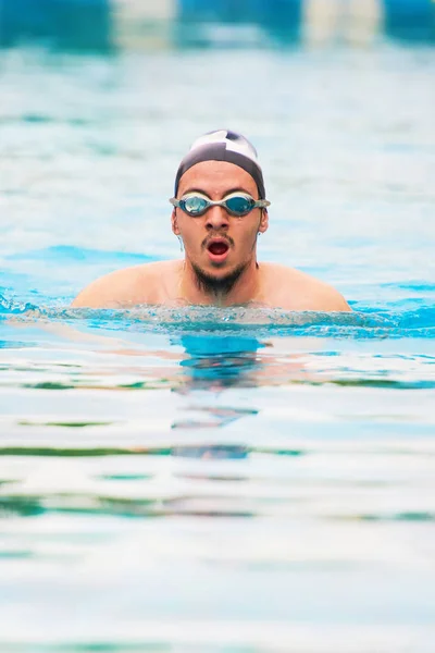 Az ember gyakorolja a medence — Stock Fotó