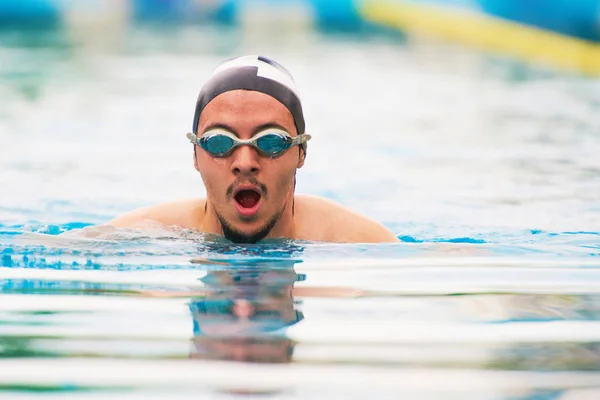 Sport Człowiek popływać w basenie — Zdjęcie stockowe