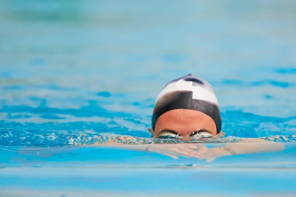 Mann schwimmt in Pool unter Wasser — Stockfoto