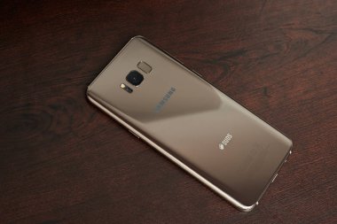 Akçaağaç altın rengi Samsung s8 + smartphone