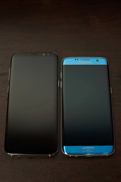 Compare Samsung s8 plus and s7 edge smartphone — Stock Photo, Image