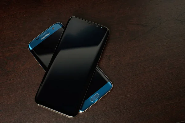 Смартфон Samsung s8 + и s7 Edge — стоковое фото