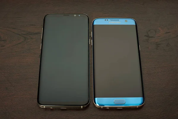 Samsung s8 plus i s7 edge — Zdjęcie stockowe