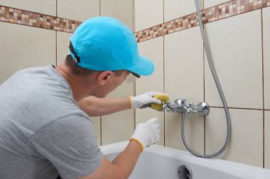 Adam temizlik banyo