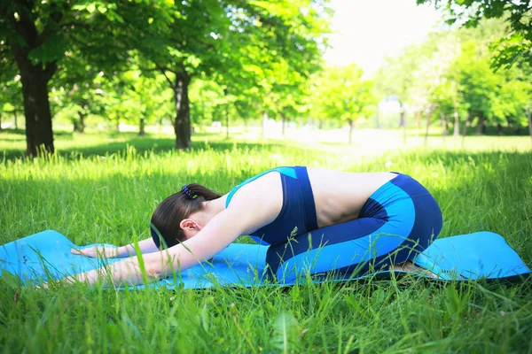 Chica haciendo yoga al aire libre —  Fotos de Stock