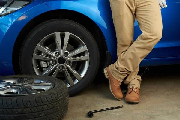 Mecánico cambio de neumático del coche — Foto de Stock