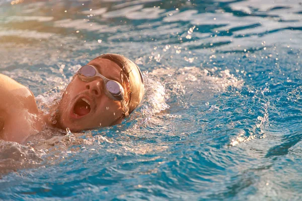 Πρόσωπο του άνθρωπος δεν κολύμβηση — Φωτογραφία Αρχείου