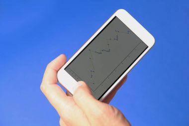 Dokunmatik ekran yakın çekim üzerinde mobil finansal uygulama