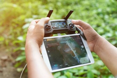 Adam drone ile fotoğraf çekimi