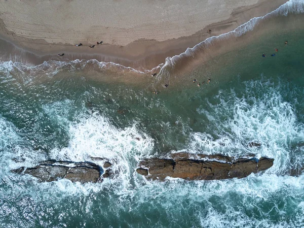 Pessoas na praia do oceano — Fotografia de Stock